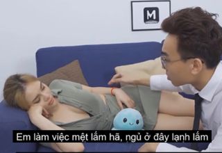 Thấy em thư ký xinh đẹp đang ngủ gã sếp liền hiếp dâm